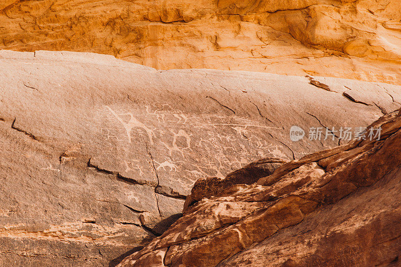 约旦Wadi Rum沙漠悬崖上的古代岩画